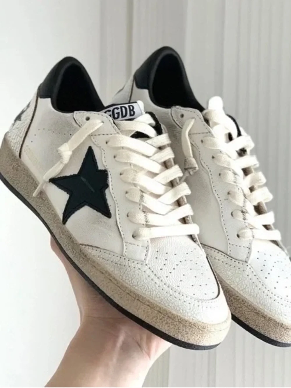 Golden Goose white low-top sneakers with black star and cream laces - Picture 2 of 7